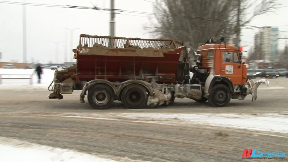 Последствия снегопада на дорогах Волгоградской области убирают 418 машин